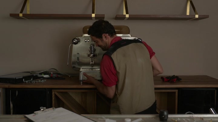 Emily_in_Paris_S02E04_WEBRip_x264-ION10_0126.jpg
