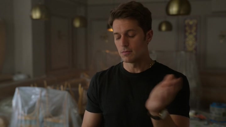 Emily_in_Paris_S02E04_WEBRip_x264-ION10_0129.jpg