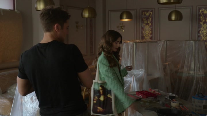 Emily_in_Paris_S02E04_WEBRip_x264-ION10_0139.jpg