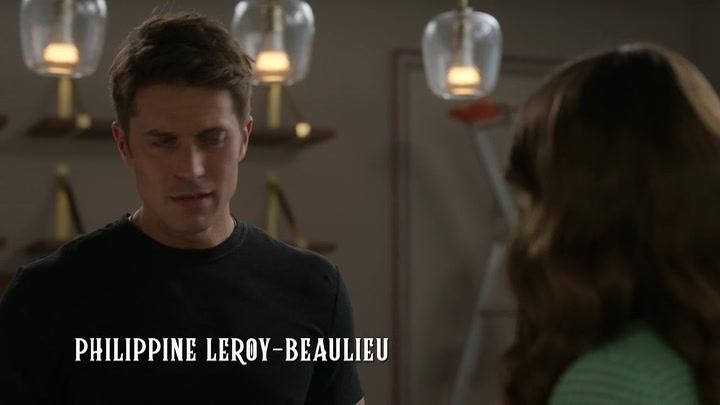 Emily_in_Paris_S02E04_WEBRip_x264-ION10_0144.jpg