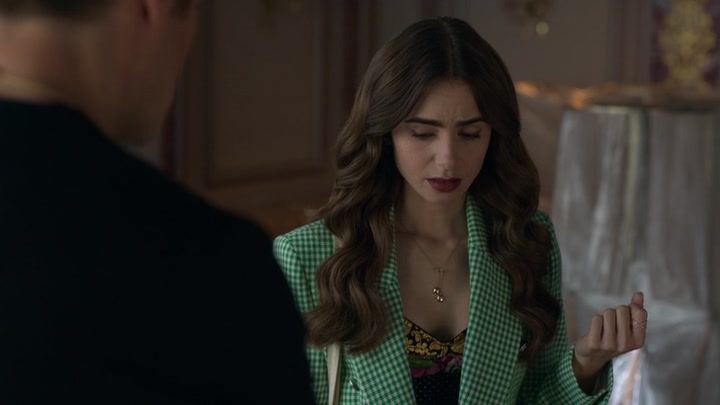 Emily_in_Paris_S02E04_WEBRip_x264-ION10_0161.jpg