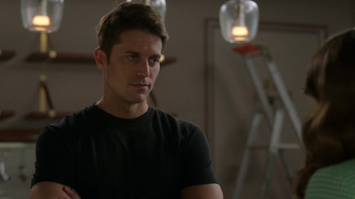 Emily_in_Paris_S02E04_WEBRip_x264-ION10_0187.jpg