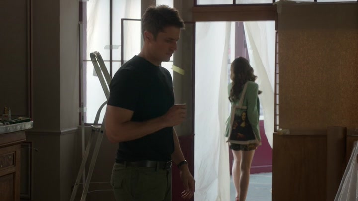 Emily_in_Paris_S02E04_WEBRip_x264-ION10_0192.jpg