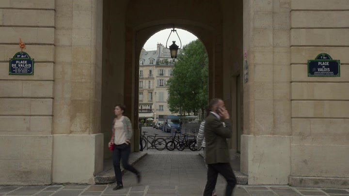 Emily_in_Paris_S02E04_WEBRip_x264-ION10_0195.jpg