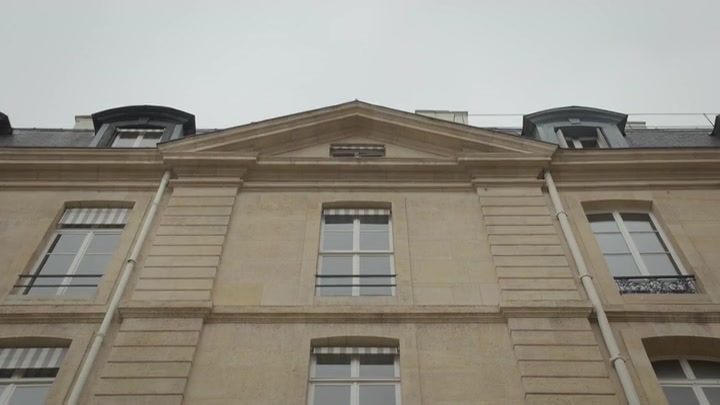 Emily_in_Paris_S02E04_WEBRip_x264-ION10_0197.jpg
