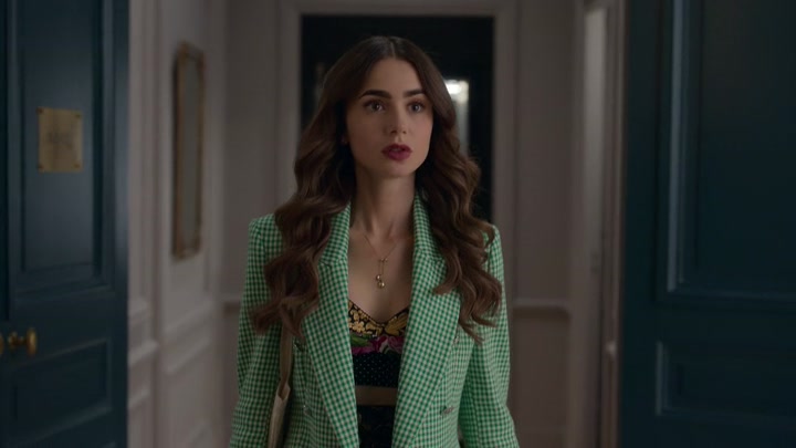 Emily_in_Paris_S02E04_WEBRip_x264-ION10_0210.jpg