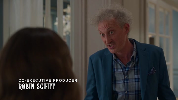 Emily_in_Paris_S02E04_WEBRip_x264-ION10_0215.jpg