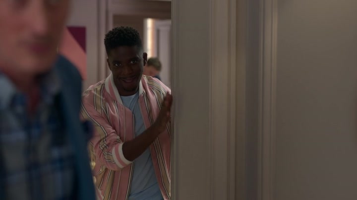 Emily_in_Paris_S02E04_WEBRip_x264-ION10_0222.jpg