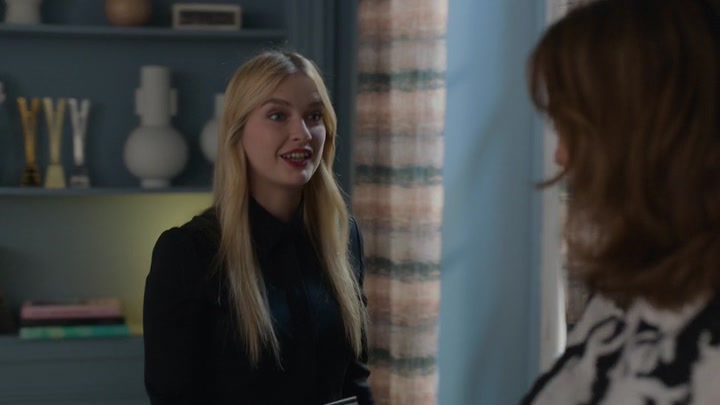 Emily_in_Paris_S02E04_WEBRip_x264-ION10_0240.jpg