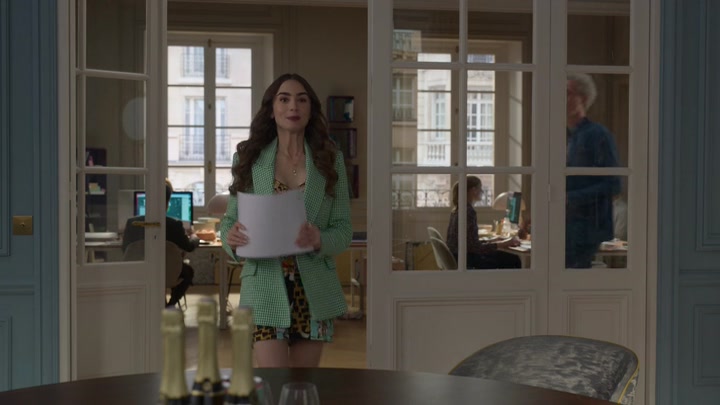 Emily_in_Paris_S02E04_WEBRip_x264-ION10_0245.jpg
