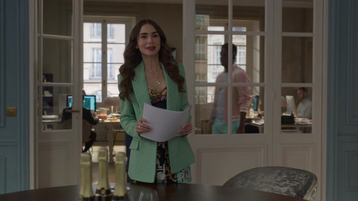 Emily_in_Paris_S02E04_WEBRip_x264-ION10_0247.jpg