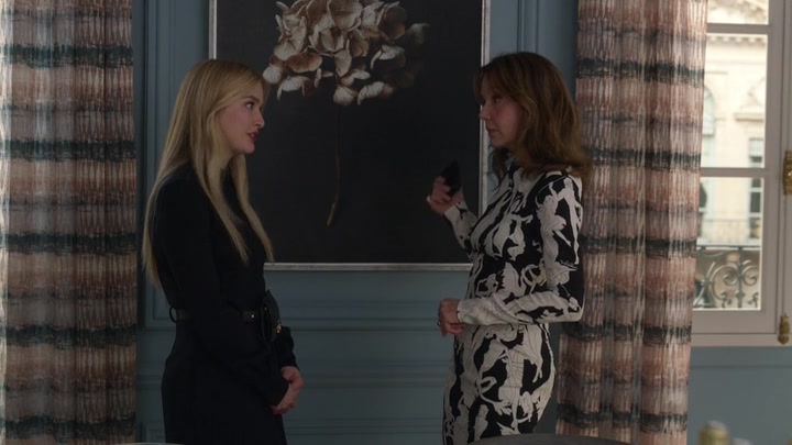 Emily_in_Paris_S02E04_WEBRip_x264-ION10_0250.jpg