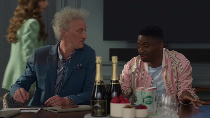 Emily_in_Paris_S02E04_WEBRip_x264-ION10_0275.jpg