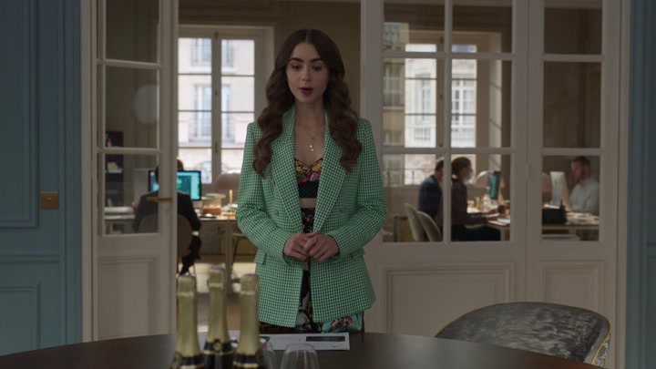 Emily_in_Paris_S02E04_WEBRip_x264-ION10_0322.jpg