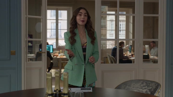 Emily_in_Paris_S02E04_WEBRip_x264-ION10_0324.jpg