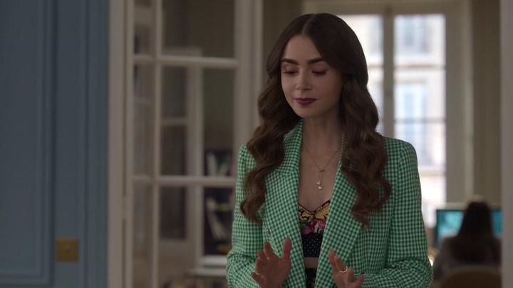 Emily_in_Paris_S02E04_WEBRip_x264-ION10_0330.jpg