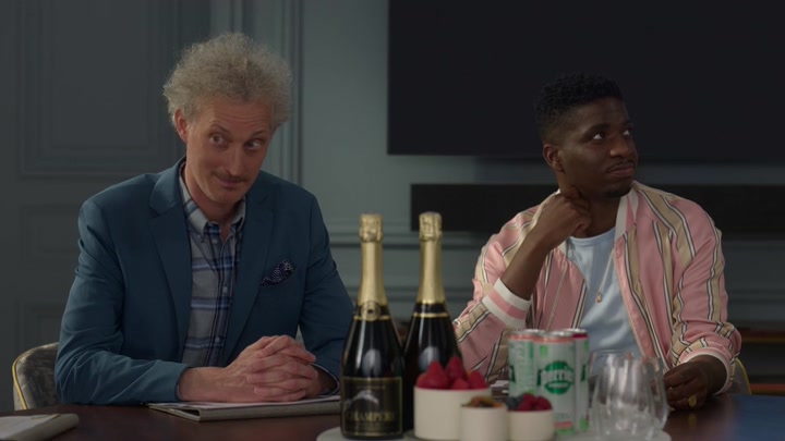 Emily_in_Paris_S02E04_WEBRip_x264-ION10_0333.jpg