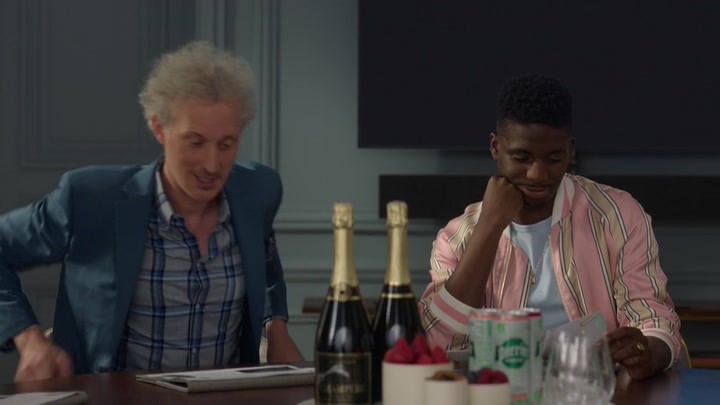 Emily_in_Paris_S02E04_WEBRip_x264-ION10_0339.jpg
