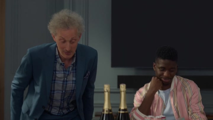 Emily_in_Paris_S02E04_WEBRip_x264-ION10_0340.jpg