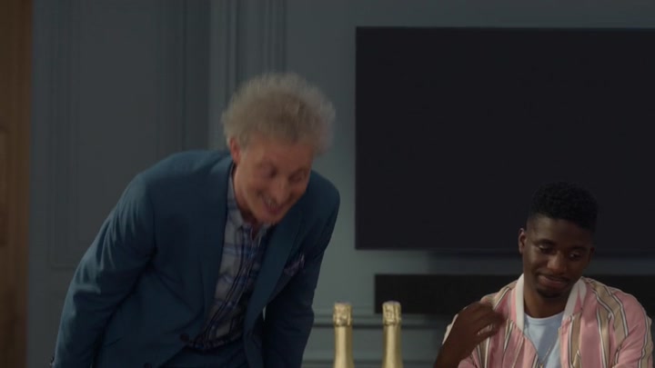 Emily_in_Paris_S02E04_WEBRip_x264-ION10_0341.jpg