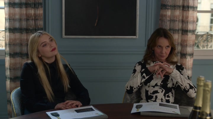 Emily_in_Paris_S02E04_WEBRip_x264-ION10_0345.jpg