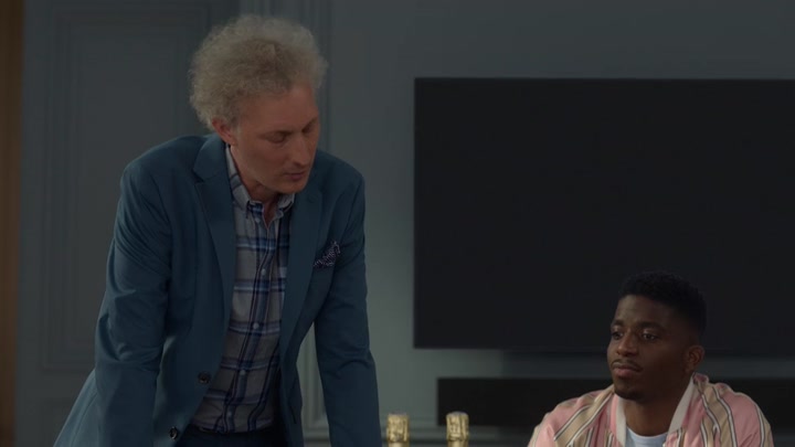 Emily_in_Paris_S02E04_WEBRip_x264-ION10_0346.jpg