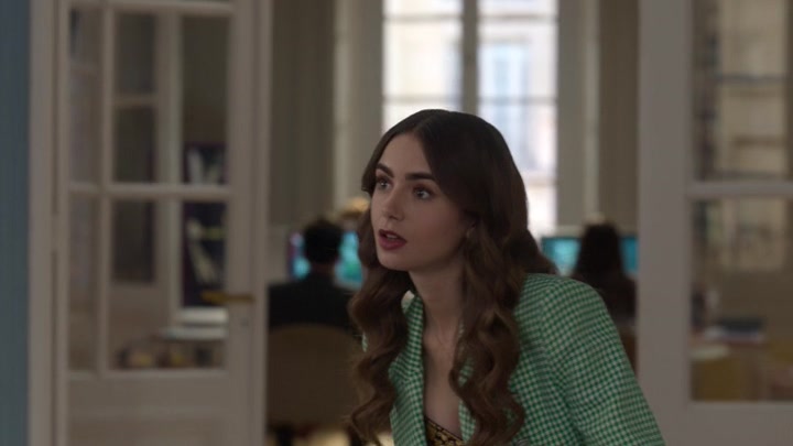 Emily_in_Paris_S02E04_WEBRip_x264-ION10_0348.jpg