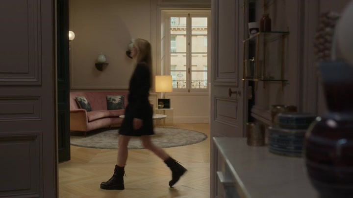 Emily_in_Paris_S02E04_WEBRip_x264-ION10_0354.jpg