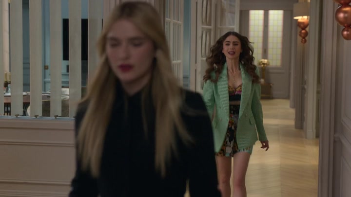 Emily_in_Paris_S02E04_WEBRip_x264-ION10_0356.jpg