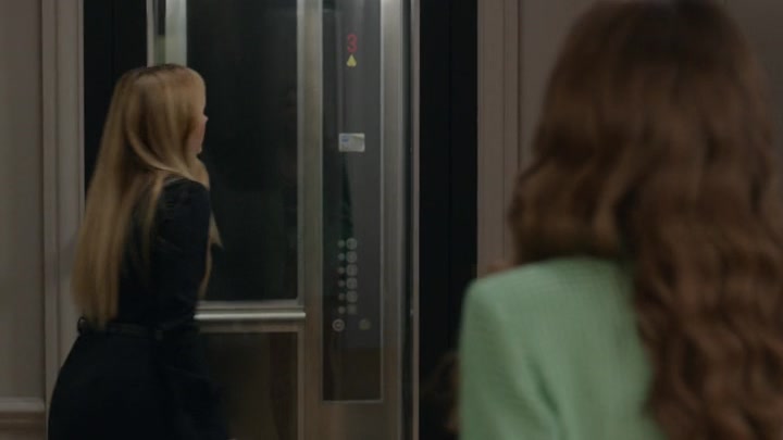 Emily_in_Paris_S02E04_WEBRip_x264-ION10_0360.jpg