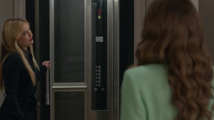 Emily_in_Paris_S02E04_WEBRip_x264-ION10_0361.jpg