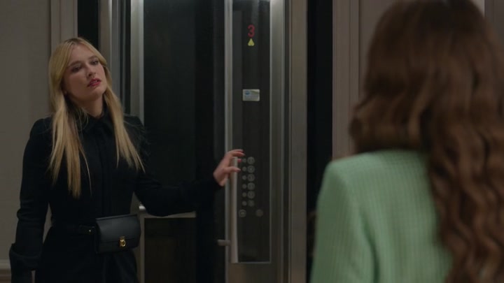 Emily_in_Paris_S02E04_WEBRip_x264-ION10_0362.jpg
