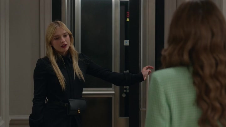 Emily_in_Paris_S02E04_WEBRip_x264-ION10_0366.jpg