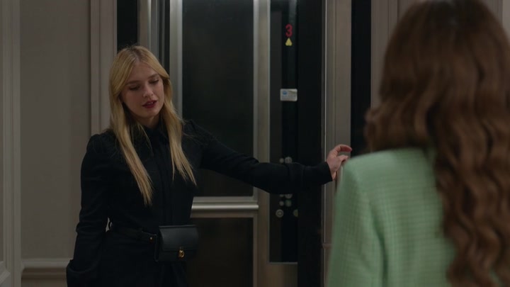 Emily_in_Paris_S02E04_WEBRip_x264-ION10_0367.jpg