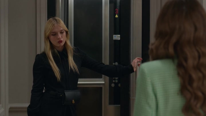Emily_in_Paris_S02E04_WEBRip_x264-ION10_0369.jpg