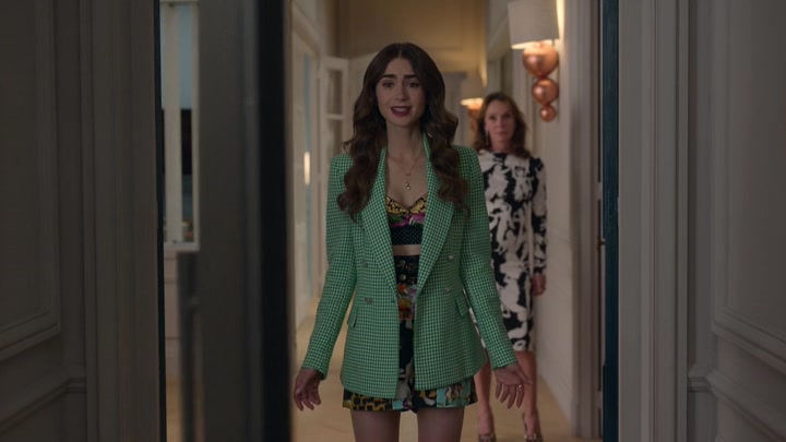 Emily_in_Paris_S02E04_WEBRip_x264-ION10_0374.jpg