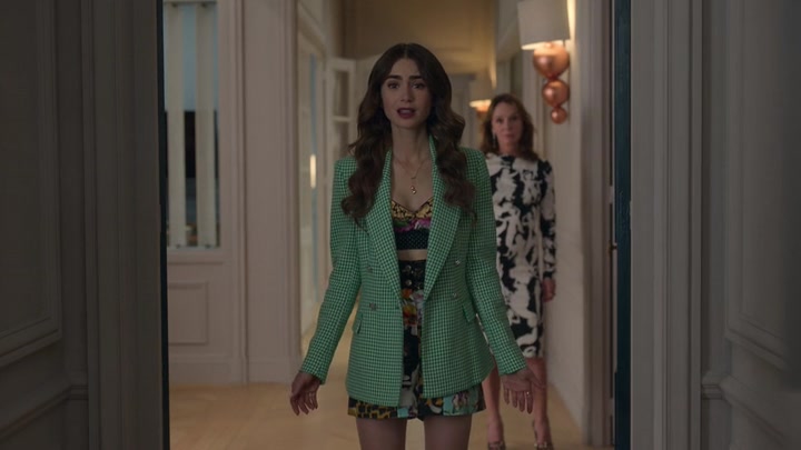 Emily_in_Paris_S02E04_WEBRip_x264-ION10_0376.jpg