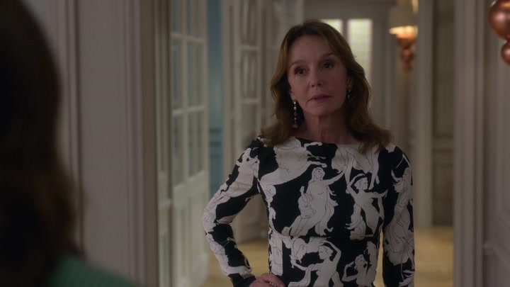 Emily_in_Paris_S02E04_WEBRip_x264-ION10_0384.jpg
