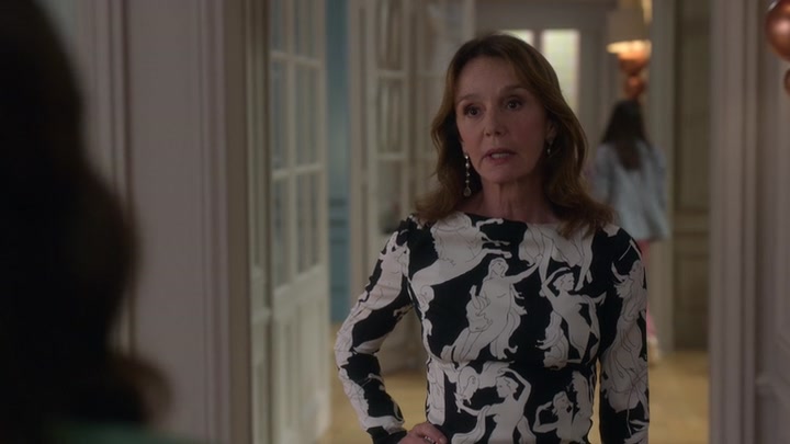 Emily_in_Paris_S02E04_WEBRip_x264-ION10_0387.jpg