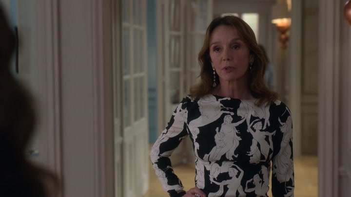 Emily_in_Paris_S02E04_WEBRip_x264-ION10_0388.jpg