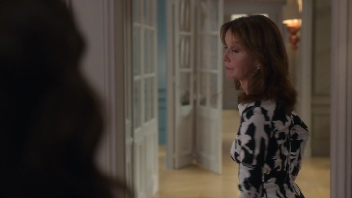 Emily_in_Paris_S02E04_WEBRip_x264-ION10_0403.jpg