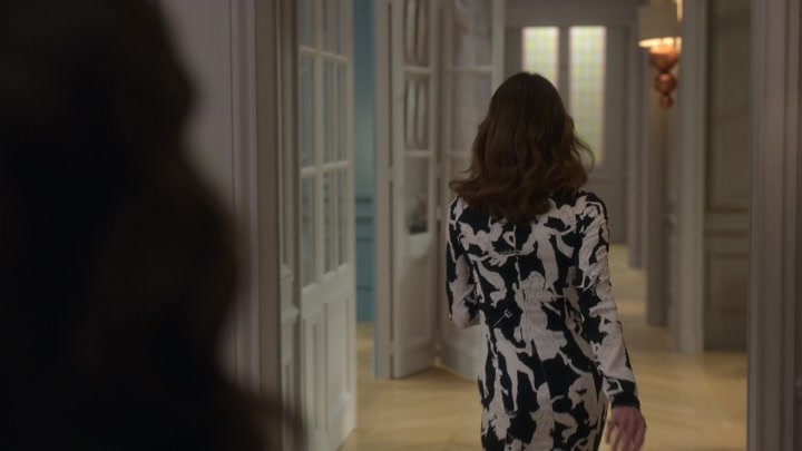 Emily_in_Paris_S02E04_WEBRip_x264-ION10_0405.jpg