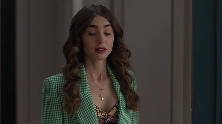 Emily_in_Paris_S02E04_WEBRip_x264-ION10_0407.jpg