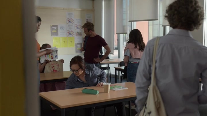 Emily_in_Paris_S02E04_WEBRip_x264-ION10_0412.jpg