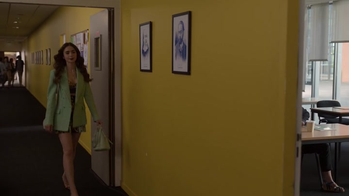 Emily_in_Paris_S02E04_WEBRip_x264-ION10_0416.jpg