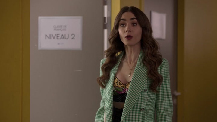 Emily_in_Paris_S02E04_WEBRip_x264-ION10_0425.jpg