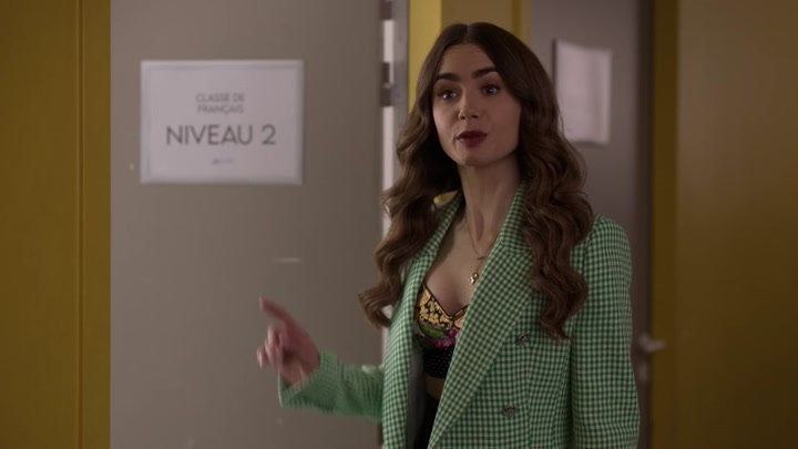 Emily_in_Paris_S02E04_WEBRip_x264-ION10_0426.jpg