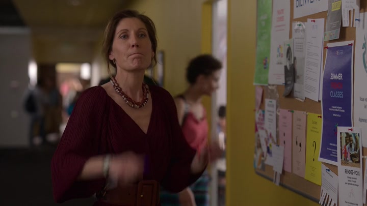 Emily_in_Paris_S02E04_WEBRip_x264-ION10_0442.jpg