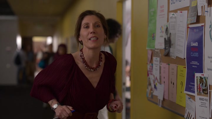Emily_in_Paris_S02E04_WEBRip_x264-ION10_0444.jpg