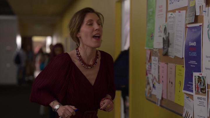 Emily_in_Paris_S02E04_WEBRip_x264-ION10_0445.jpg